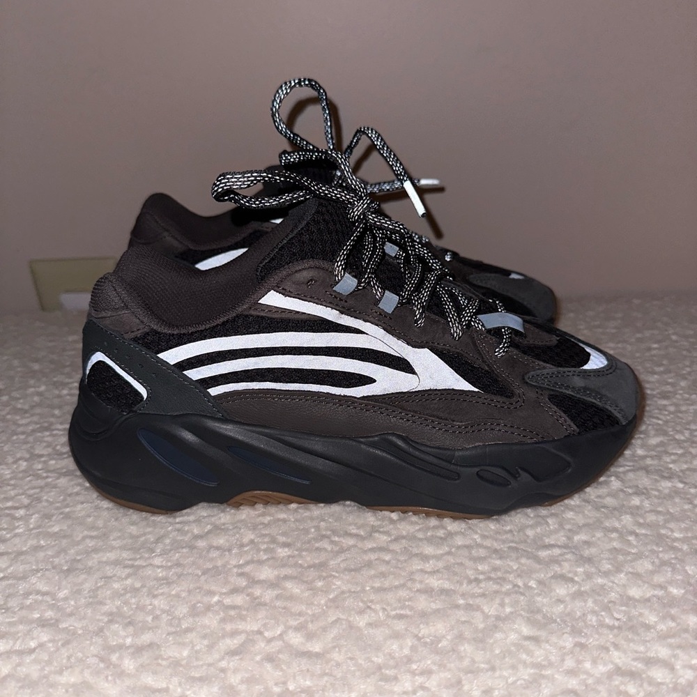 YEEZY BOOST 700 V2 — GEODE